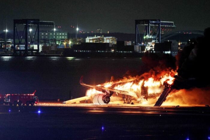 Avion choca contra otro y se incendia en aeropuerto de Tokio dejando varios muertos