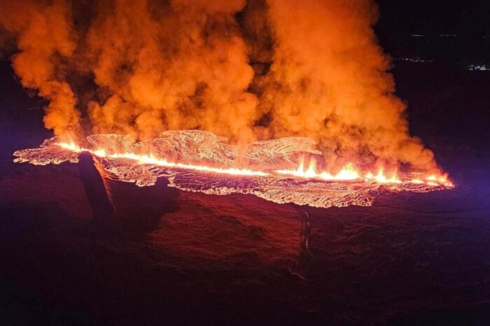 Volcan hace erupcion en Islandia enviando lava hacia una poblacion por segunda vez en un mes