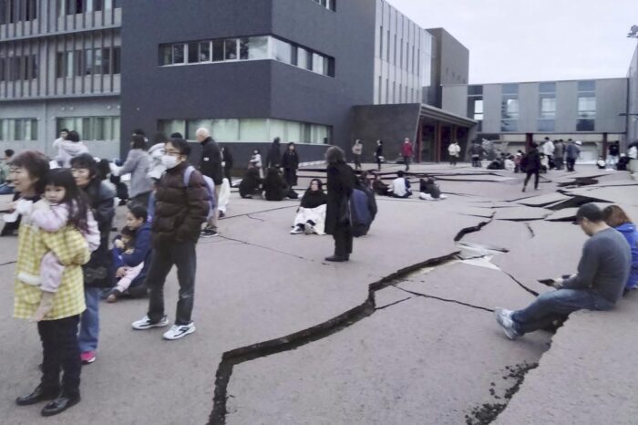 Terremoto de 7.6 sacude a Japon y deja al pais bajo alertas de tsunami