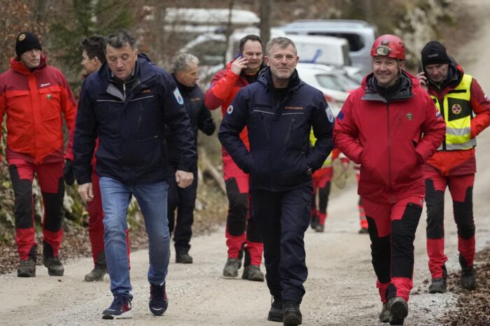 Rescatan a cinco personas tras quedar atrapadas dentro de una cueva en Eslovenia
