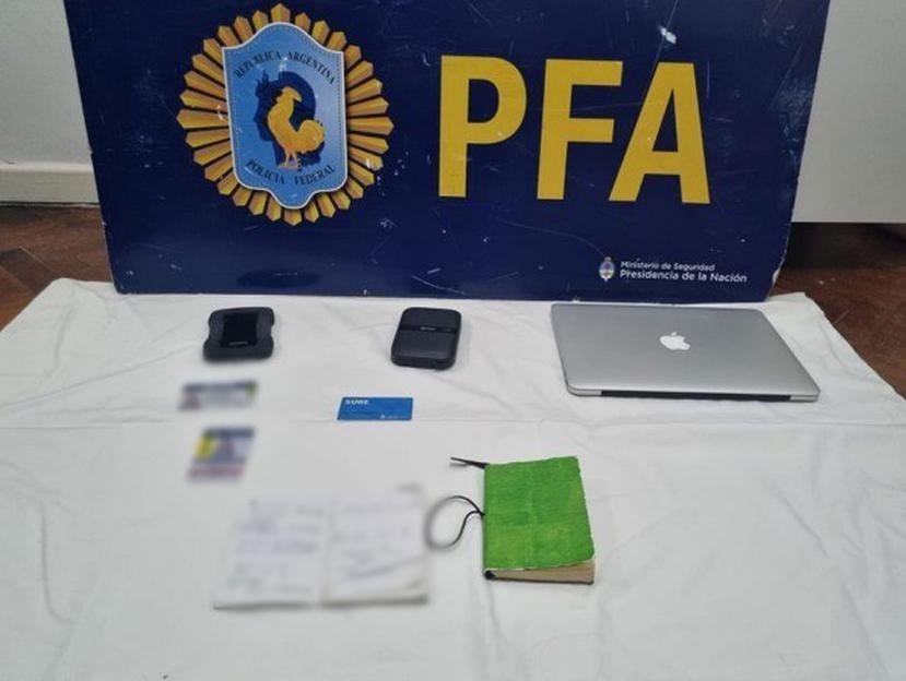 Tres personas sospechosas de integrar una celula terrorista, una de ellas de nacionalidad siria, fueron detenidas este martes en distintos puntos de la ciudad de Buenos Aires y alrededores, en el marco de una investigacion de la policia que presume que el grupo tenia como objetivo planificar una eventual accion terrorista