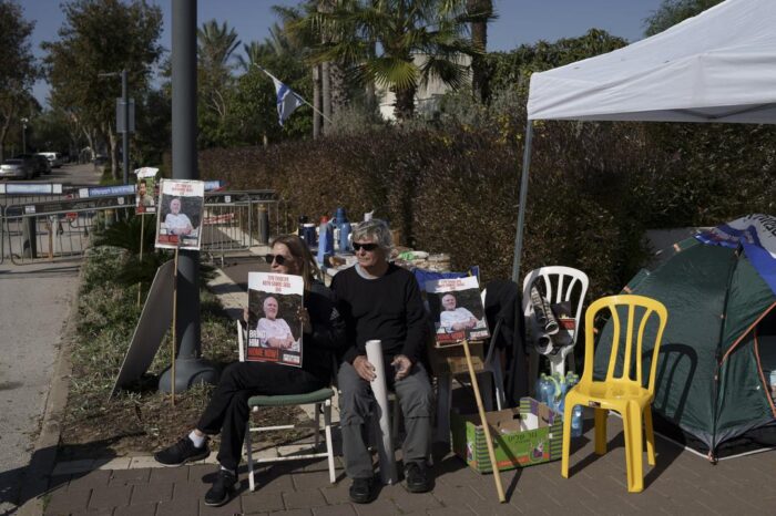 Familiares de rehenes montan campamento frente a la residencia del primer ministro de Israel