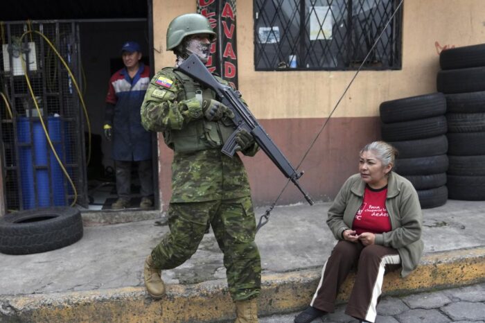 Liberan a 170 funcionarios penitenciarios que permanecian retenidos en Ecuador
