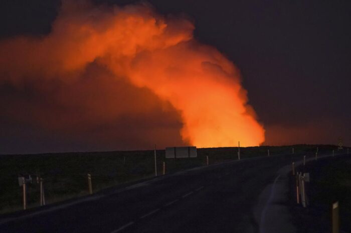 Un volcan hace erupcion en el suroeste de Islandia y envia lava hacia una poblacion
