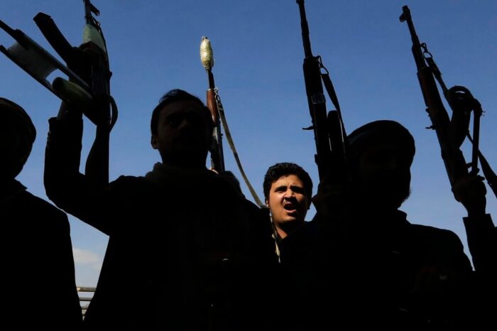 Con buques de guerra y submarinos, EEUU y el Reino Unido lanzan otro ataque contra huties en Yemen