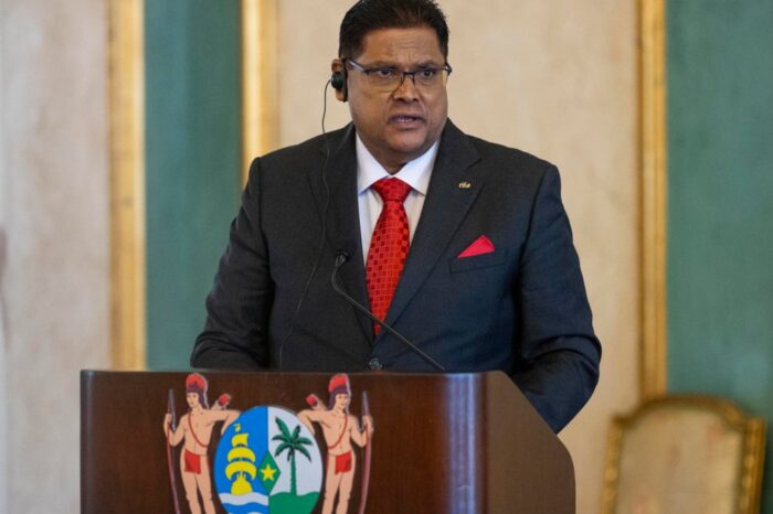 El presidente de Surinam asegura que redoblara esfuerzos para garantizar seguridad este año