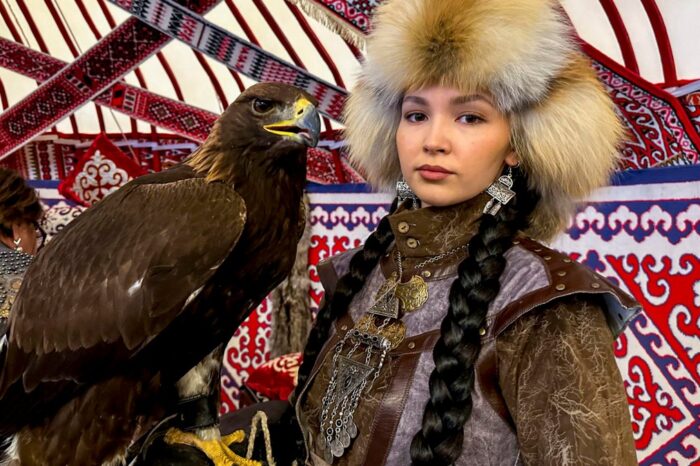 Tradicion milenaria: crian aguilas y las utilizan para cazar