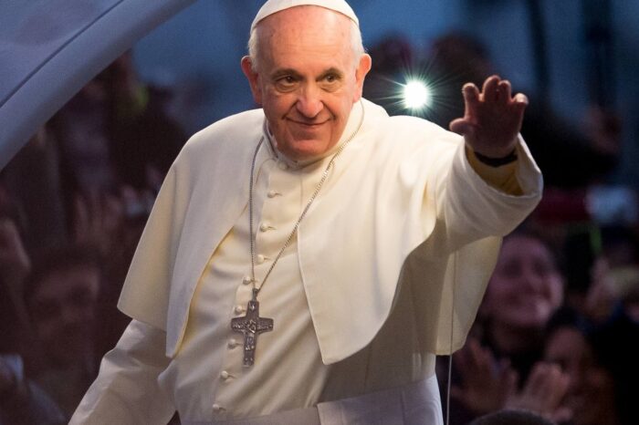 Hospitalizan brevemente al papa Francisco en Roma por una gripe