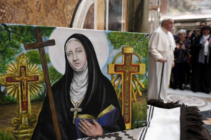 El papa y el presidente argentino Milei se abrazan tras canonizar a la primera santa argentina