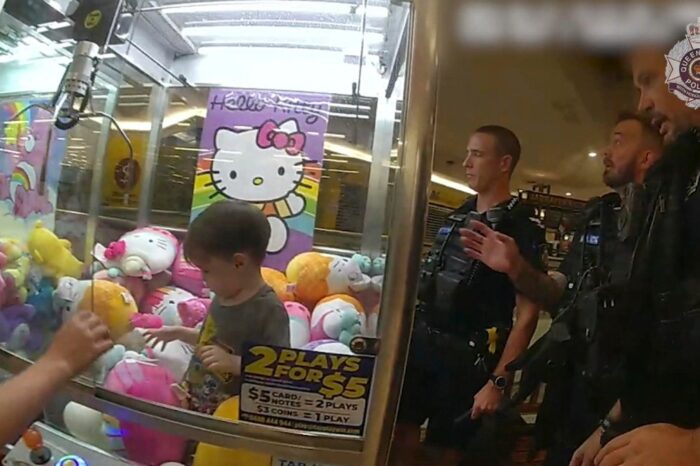 En video: policia rescata a un niño que quedo atrapado en una maquina de gancho con peluches