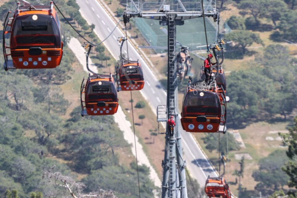 “Fue muy traumatico”: rescatan a mas de 170 personas atrapadas en teleferico de Turquia : Noticias de